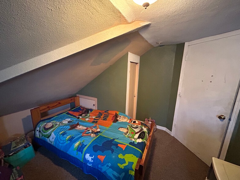 Building Photo - 1897 1/2 E Newberry St