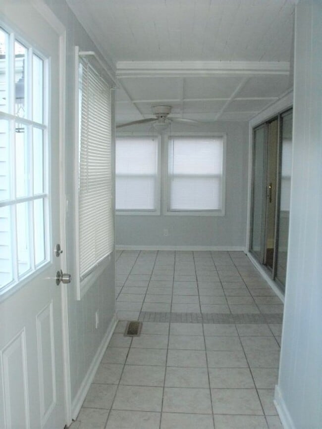 Building Photo - THIS COULD BE YOUR NEW HOME, BUSINESS, OR BOTH!