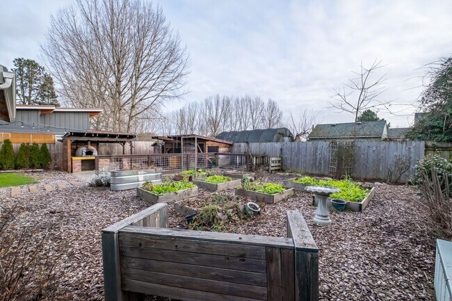 Building Photo - Charming 3-Bed 2 Bath Home with Spectacula...