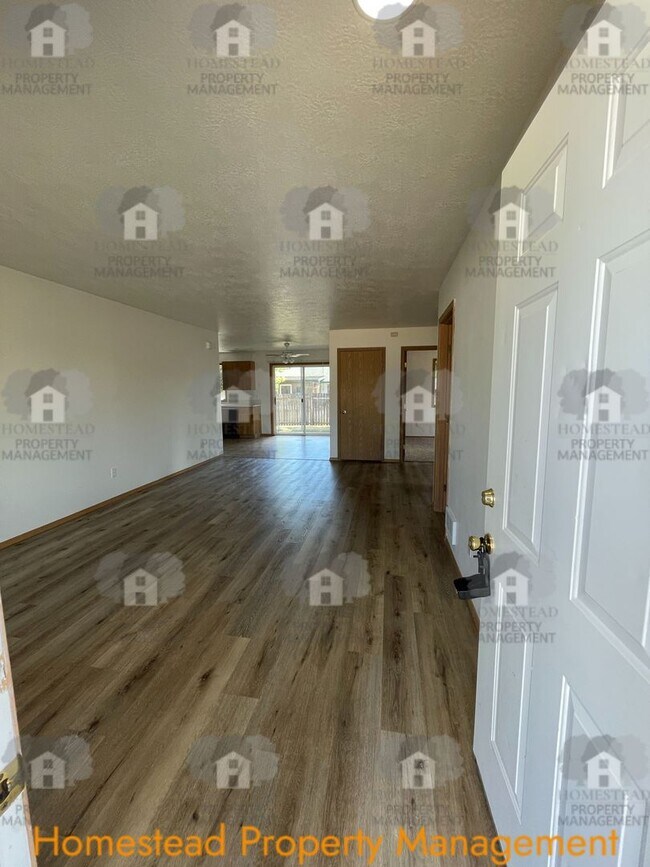 Building Photo - 545