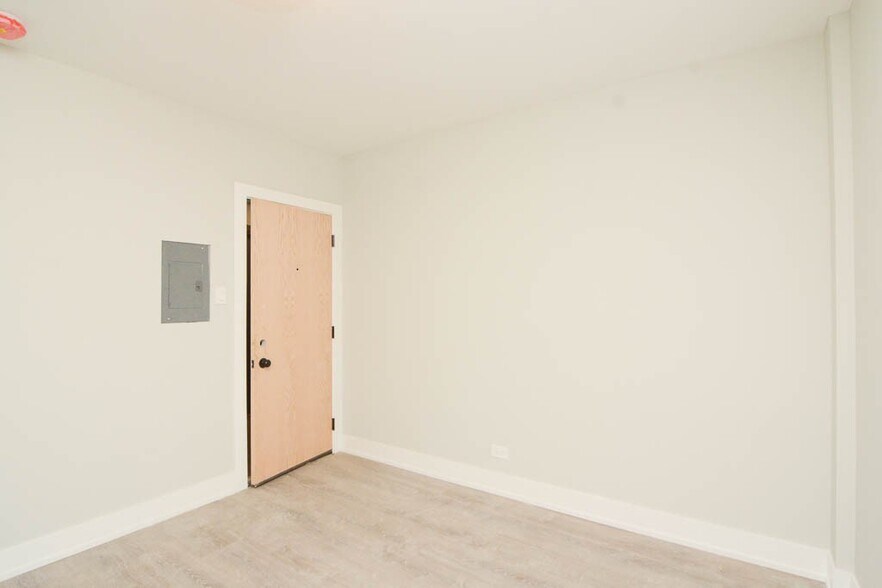 Building Photo - 510 W Belmont Ave