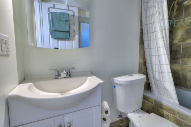 Building Photo - Basement Apartment Near Springville Canyon