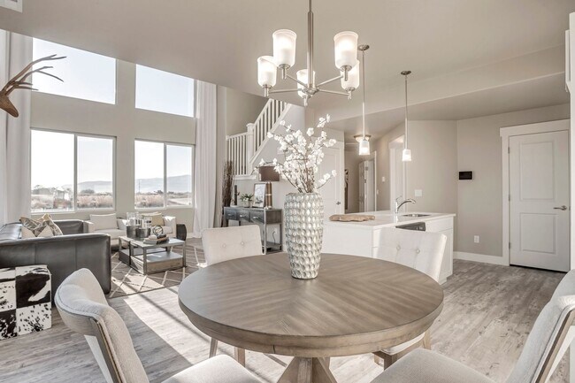 Building Photo - End Unit Townhouse In Orem!!