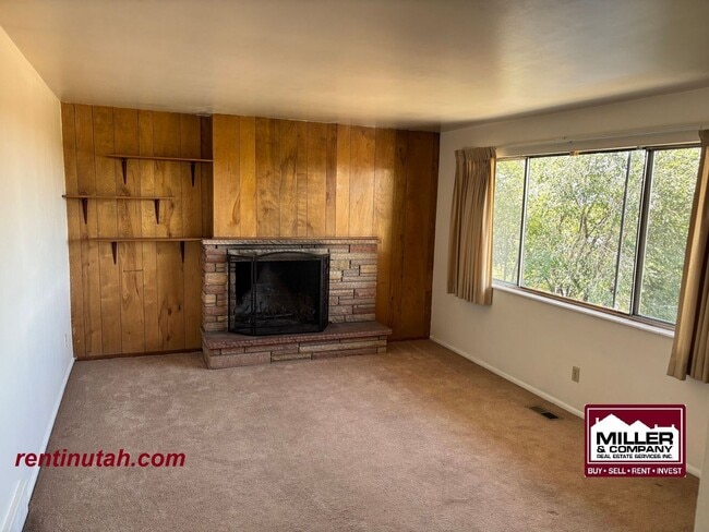 Building Photo - Charming Duplex For Rent!!