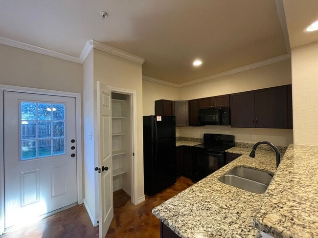 Building Photo - Town home for rent