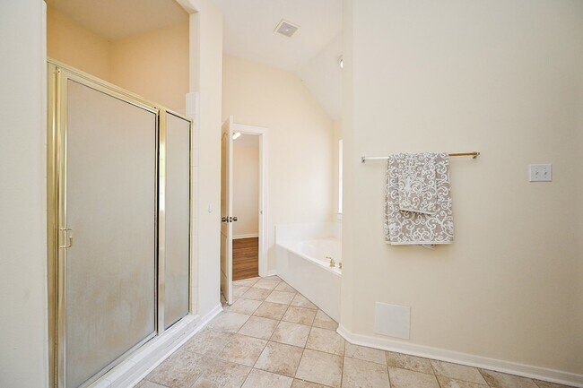 Building Photo - 1547 Lakeside Enclave Dr