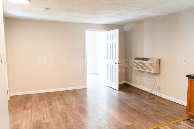 Building Photo - 1136 Valley Dr SW