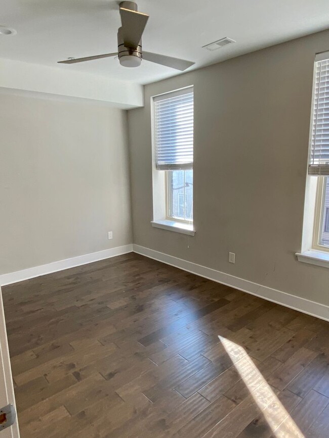 Building Photo - Newly Renovated 3-Bedroom Apartment in Bre...