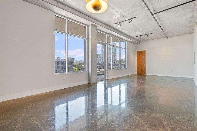Building Photo - 800 W 5th St