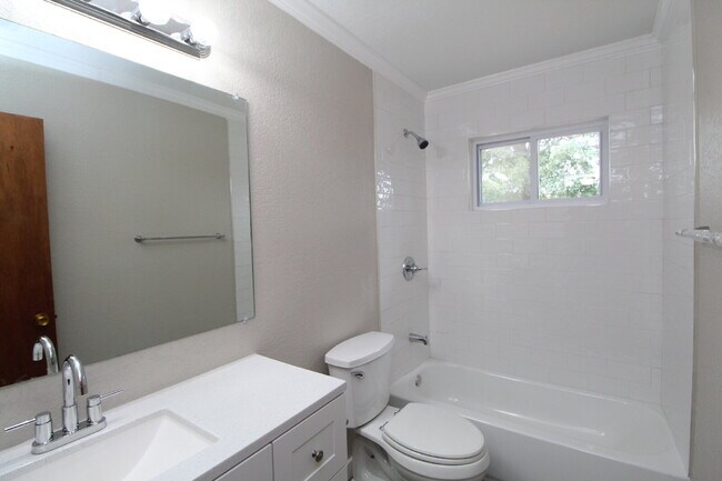 Building Photo - Updated 3-Bedroom Home with Carport & Outdoor Laundry!