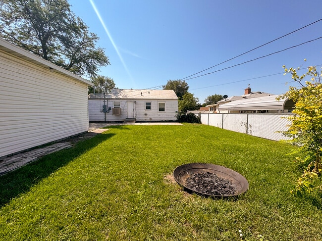 Building Photo - 1730 W Center St