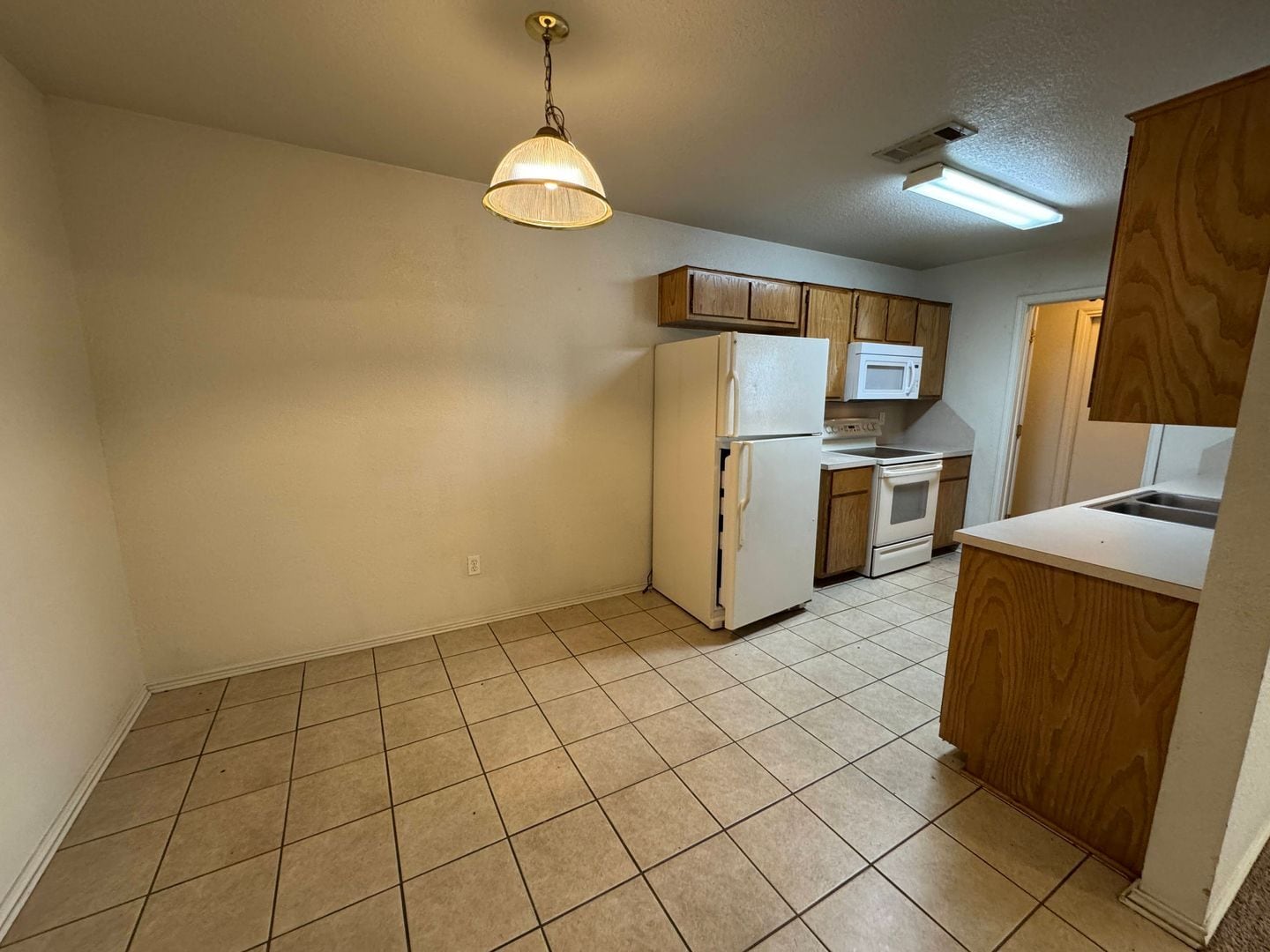 Building Photo - 2801 Alma Dr