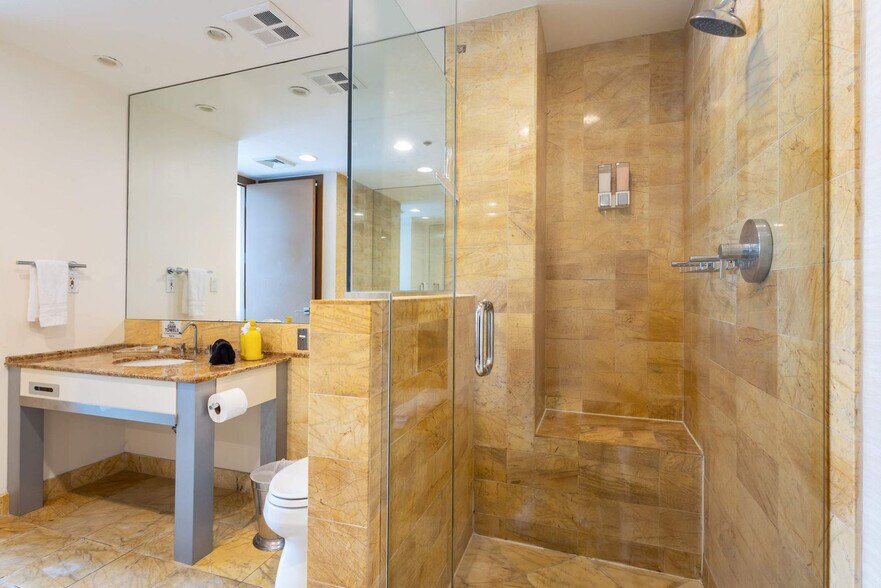 Building Photo - 1395 Brickell Bay Dr