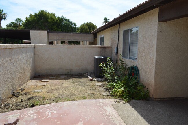 Building Photo - Two Bedroom Townhome Centrally Located in Yuma.