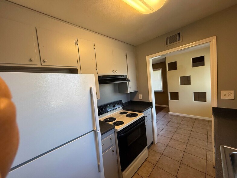 Building Photo - 2032 Benita Dr