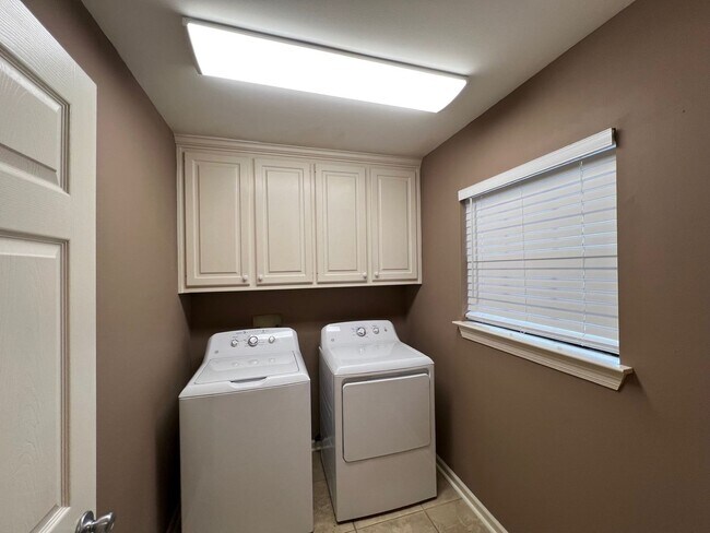 Building Photo - 9240-9250 Lockhart Rd