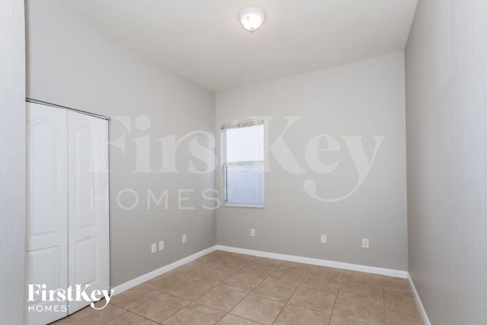 Building Photo - 1700 NE 37th Pl