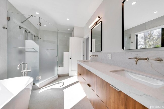 Building Photo - 333 Lombard St