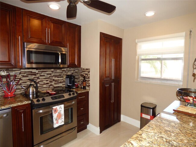 Building Photo - 1523 E Hillsboro Blvd