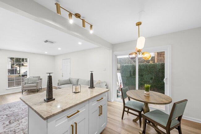 Building Photo - 2012 Brun St