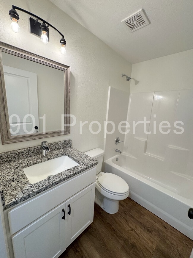 Building Photo - 565 Fernwood Dr