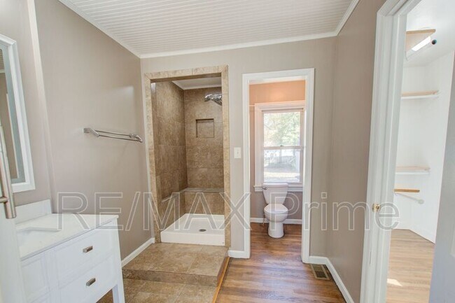 Building Photo - 200 Cynthia Dr