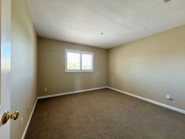 Building Photo - Coveted Napa Yacht Club 3 Bedrooms, 2 1/2 Bathrooms, w/ 1st Level Primary Bedroom/Bath
