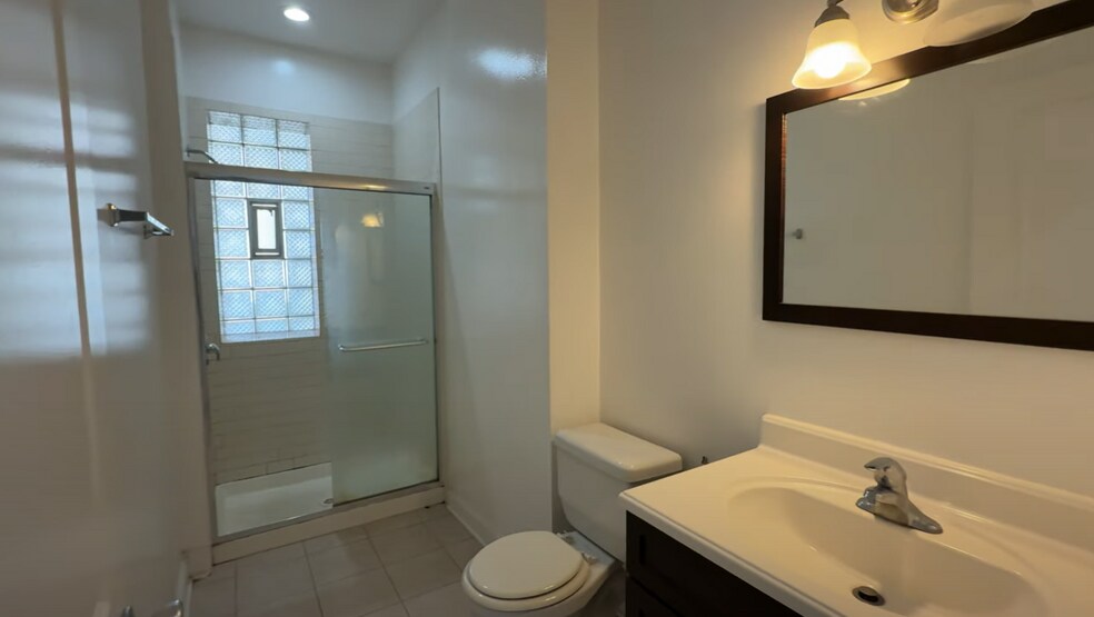 Building Photo - 4452 N Sheridan Rd