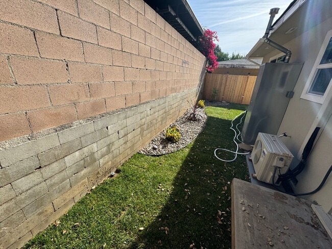 Building Photo - 2 Bed/ 1 Bath