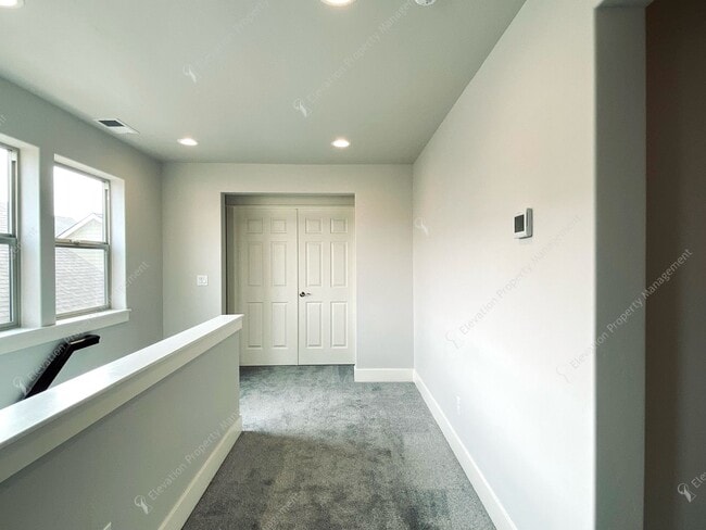 Building Photo - 3BR SE Bend home in great neighborhood wit...