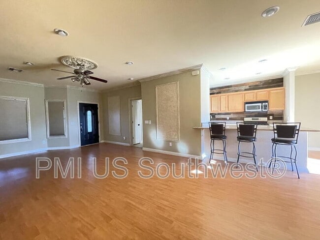 Building Photo - 2549 Country Club Dr
