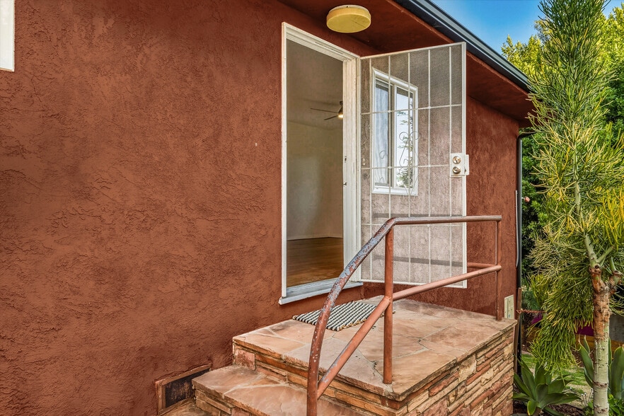 Building Photo - 1319 S Mansfield Ave