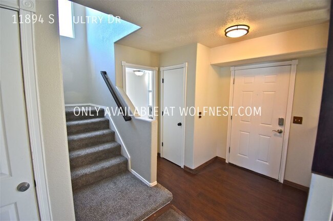 Building Photo - Beautiful 3 Bed Draper Top Floor Unit! No ...