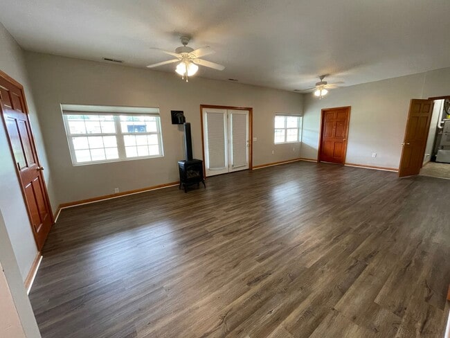 Building Photo - Single family home with BARN/SHOP - Flora,...