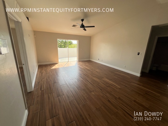 Building Photo - One of a Kind Duplex in Lehigh Acres