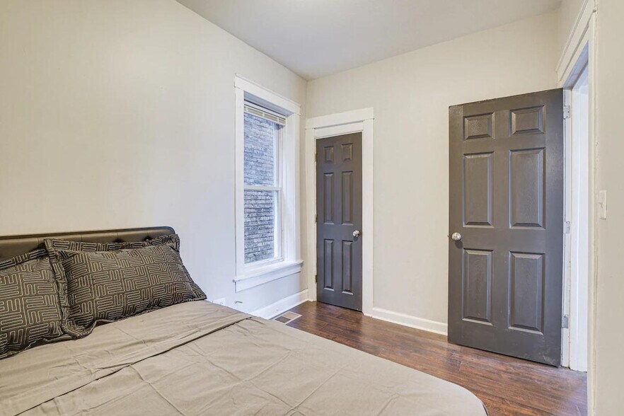 Building Photo - 7442 S Ingleside Ave