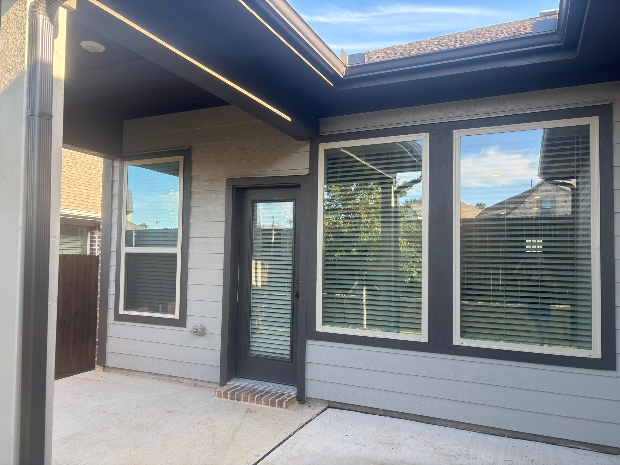 Building Photo - 8625 Spindletop Dr