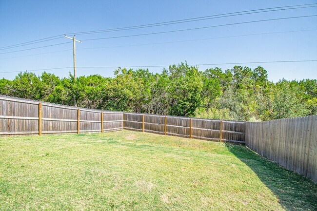 Building Photo - 527 Lost Trl