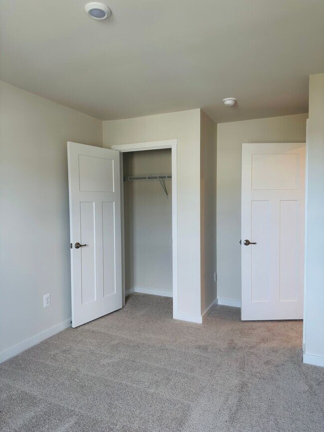 Building Photo - Brand New 4 Bed 3.5 Bath End Unit Townhome in Inwood