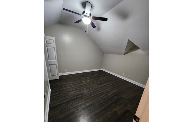 Building Photo - 3 Bed 2.5 Bath Single-Family Home