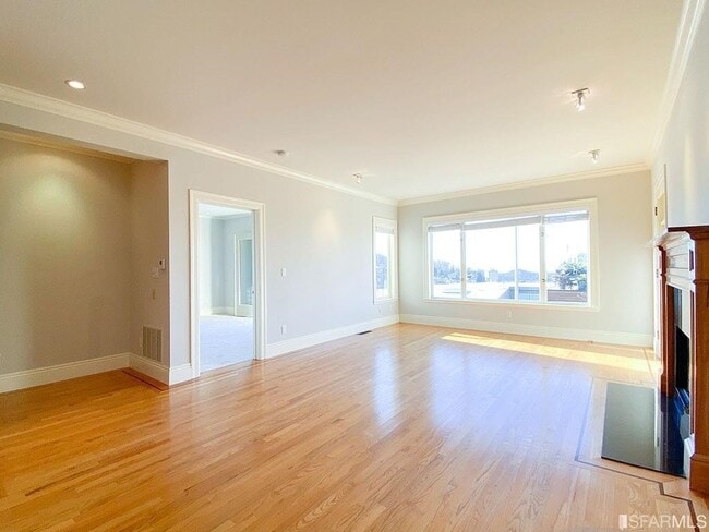 Building Photo - 370 Upper Terrace