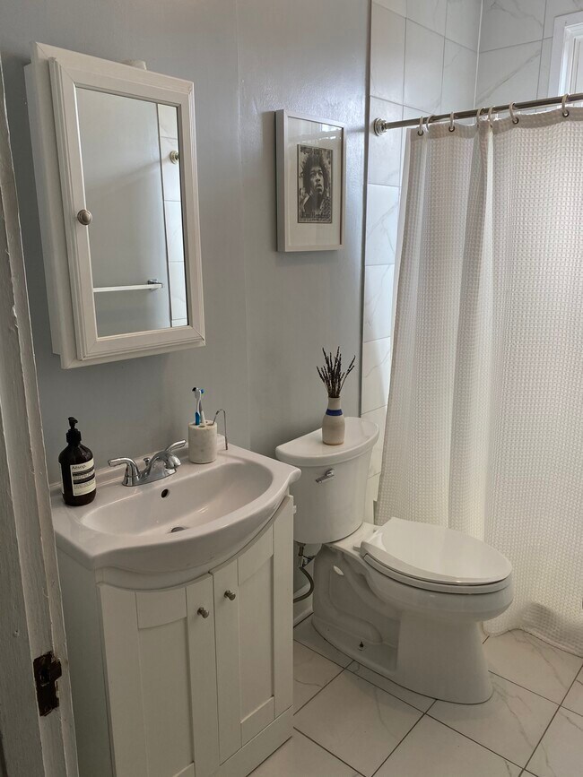 Building Photo - 425 W 3rd Ave