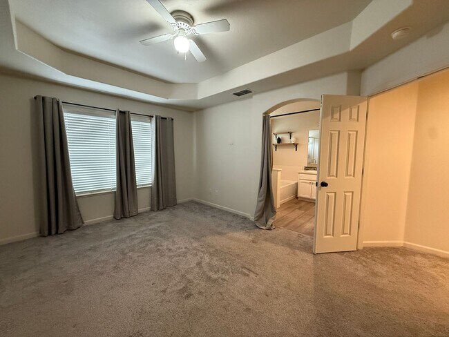Building Photo - Big Beautiful Home