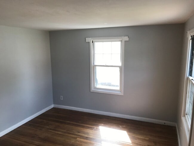 Building Photo - 3 bed / 1 bath, North side single family r...