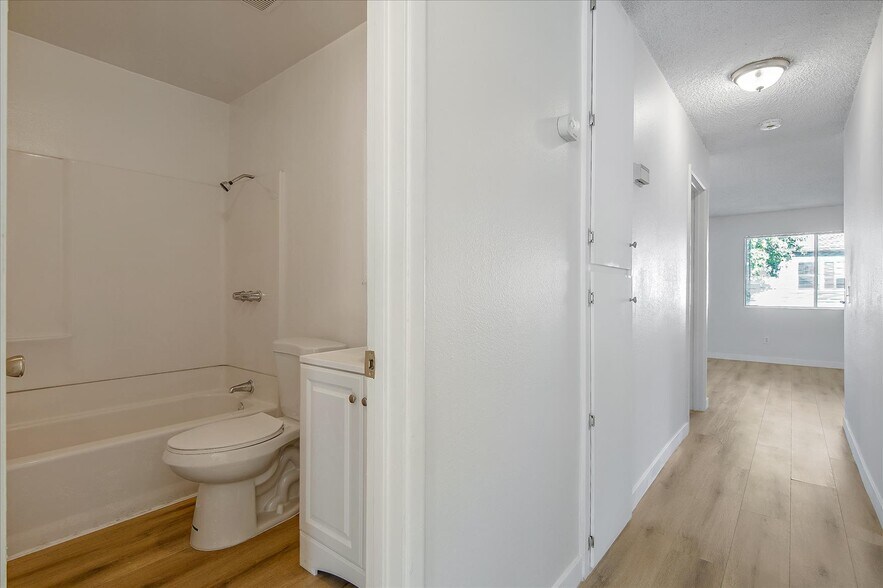 Building Photo - 9223 Langdon Ave