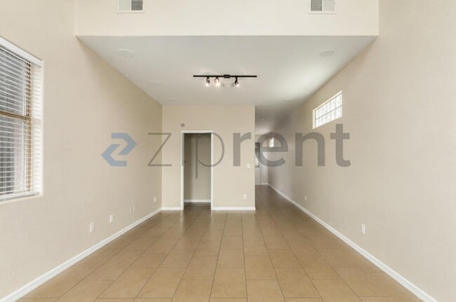 Building Photo - 2315 E Pinchot Ave