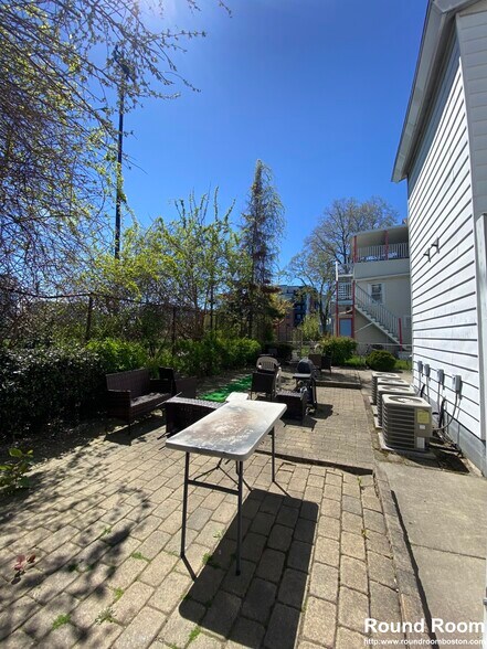 Building Photo - 25 Lothrop St
