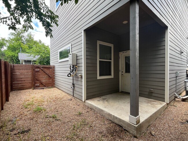 Building Photo - 1005 Valdez St