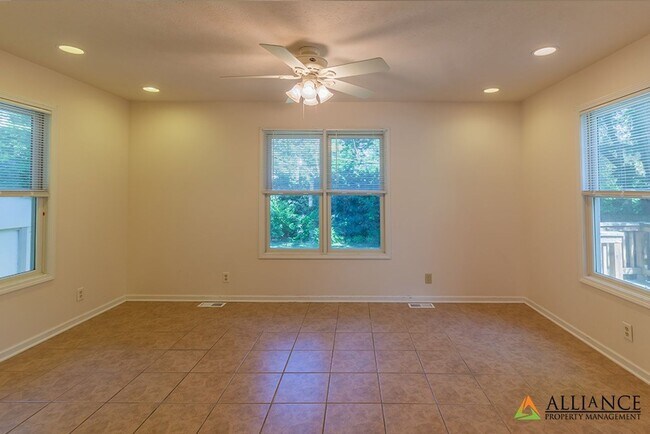 Building Photo - 1404 Legore Ln