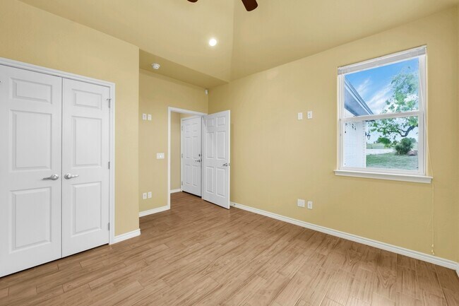 Building Photo - 623 Skyline Dr